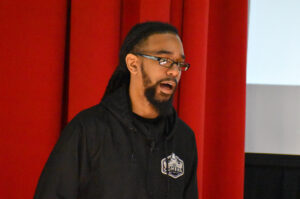 GIFT Pitch Black Alan Kneeland The Combine tw 01