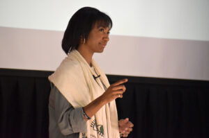 GIFT Pitch Black Debonie Lewis AIMwell Yoga tw 02