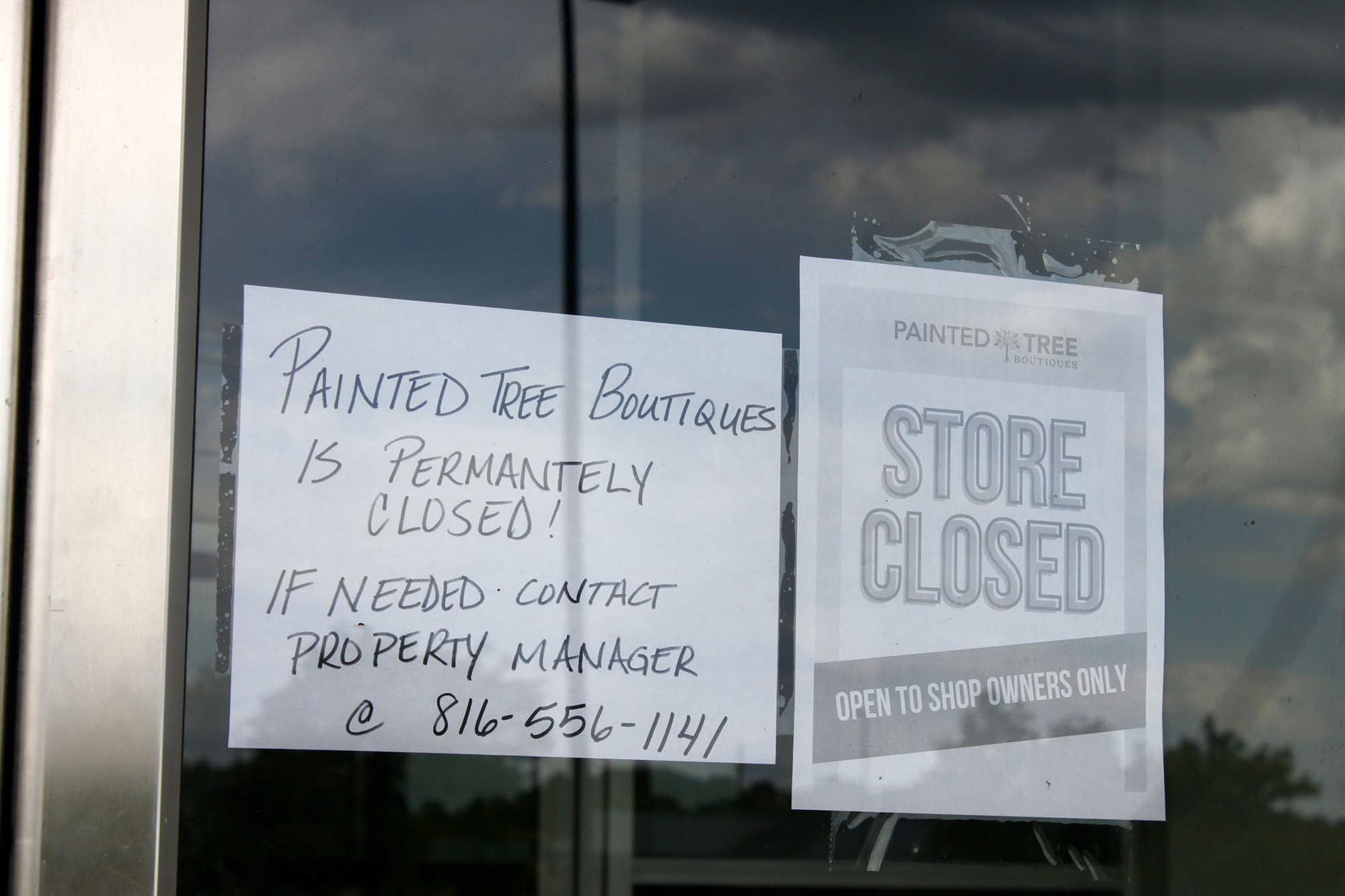 Signs posted to the window at the now-closed Painted Tree Boutiques, 8500 W 135th St, Overland Park; photo by Nikki Overfelt Chifalu, Startland News