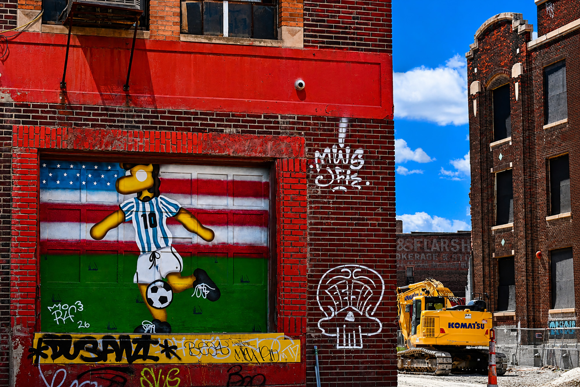 A mural by Kansas City artist Jason “Rif Raf Giraffe” Harrington adorns a West Bottoms building near 1209 Union Ave.; photo by Tommy Felts, Startland News